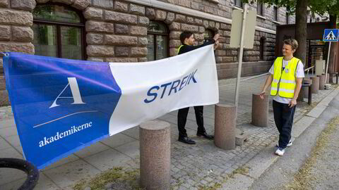 Akademikernes streik i vår skal opp i tvungen lønnsnemnd 7. november. Medlemmer av Akademikerne på streikevakt foran finansdepartementet,