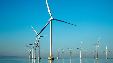 Vi bør helst bygge ut vannkraft og landfast vindkraft, som er billigst og mest driftssikkert, og resten helst som bunnfast havvind, skriver Jon Nicolaisen. Bunnfaste vindmøller i Øresund.