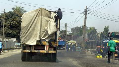 Den viktigste grunnen for mange fattige i Afrika til å kjøpe bitcoin var håp om å engang komme opp fra fattigdommen, skriver Robert Næss. Gatebilde fra Nigeria.