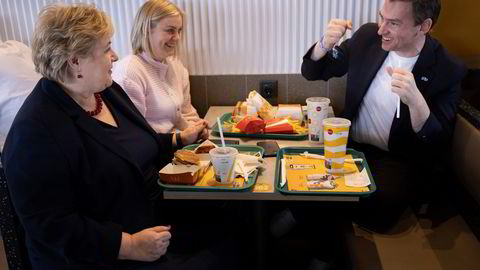 Høyre-leder Erna Solberg på MacDonalds etter avsluttet landsmøte i 2022, sammen med nestlederne Henrik Aasheim og Tina Bru.