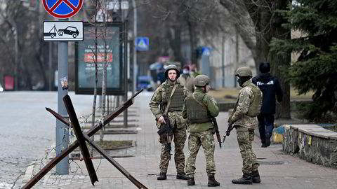 Ukrainske soldater ved en veisperring ved regjeringskvartalet i Kyiv fredag. Krisen i Ukraina er et godt eksempel på radikal usikkerhet.