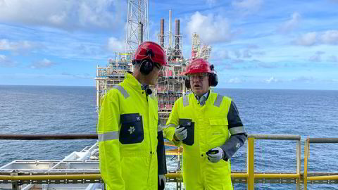 Statsminister Jonas Gahr Støre og Equinor-sjef Anders Opedal besøkte Sleipner A-plattformen i Nordsjøen lørdag.