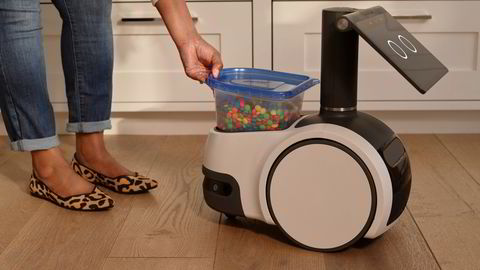 Amazons Astro-robot på tre hjul og kan bevege seg rundt i huset, ta med seg ting fra rom til romm, spille musikk - og passe på huset når du er borte.