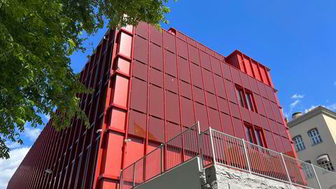 Sofienberg skole som er nettopp ferdigstilt, har integrerte solceller i fasaden, skriver artikkelforfatterne.