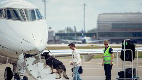 Det er ikke de rikeste som eier sine egne fly, skriver Ole-Andreas Elvik Næss. Her er Petter Stordalen på vei ombord i et privatfly på Gardermoen tidligere i sommer.