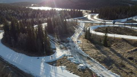 Det var bar mark og kunstsnø i skiløypene på Beitostølen i november i fjor.