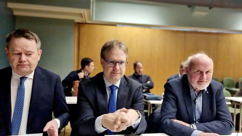 NTS-styreleder Nils Martin Williksen (helt til høyre) møtte med to partnere fra advokatfirmaet Thommessen på en ekstraordinær generalforsamling i Norway Royal Salmon (NRS) torsdag 7. april. Til venstre: Stig Berge, i midten Mons Paulsen.