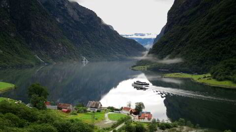 Mange nordmenn bosetter seg mer enn gjerne i distriktene – men ikke i det aller mest grisgrendte strøkene. Aurland er blant kommunene som har potensial til å bli et regionsenter, og opplever befolkningsvekst, selv om det ikke direkte illustreres på dette bildet av nydelige Nærøyfjorden.