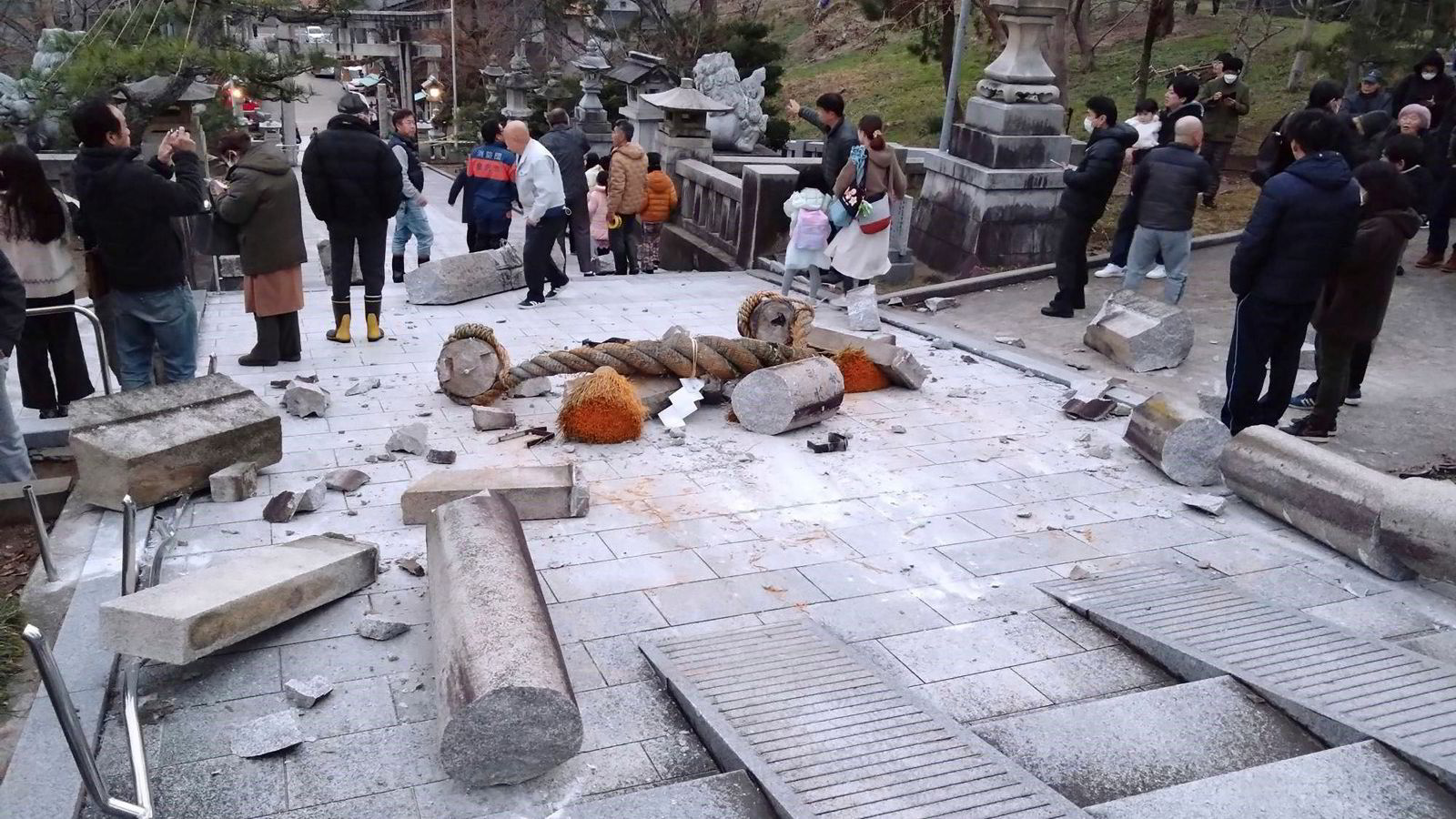 Tsunamivarsel etter kraftig jordskjelv i Japan