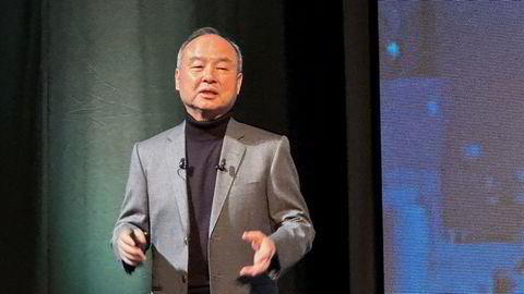 SoftBanks konsernsjef Masayoshi Son gikk på store tap på teknologi- og oppstartsselskaper. Nå har han gjort et nytt comeback og forbereder massive investeringer i kunstig intelligens. Her fra SoftBank World 2023-konferansen i Tokyo i oktover 2023.
