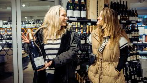 Brita Agnete Johansen (til venstre) og Julie Holst Berntsen handler inn bobler til hyttetur og foretrekker hvitvin av viner.