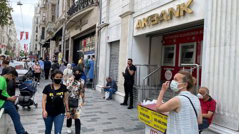 Tyrkias andre største bank Akbank er fullstendig lammet etter en større datahendelse som har pågått siden tirsdag. Ingen transaksjoner er mulig. Også i hovedgaten Istiklal i Istanbul holder banken stengt onsdag formiddag.