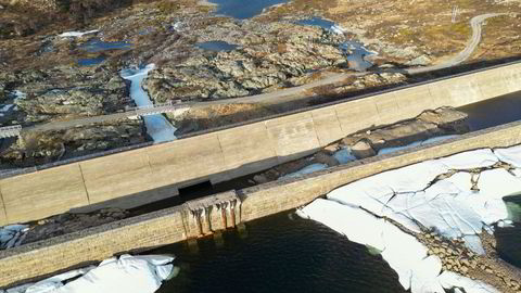 Lav vannstand i Kalhovdfjorden som er del av flere vann sør på Hardangervidda i Telemark. Innsjøen er regulert som magasin for Mår kraftverk.