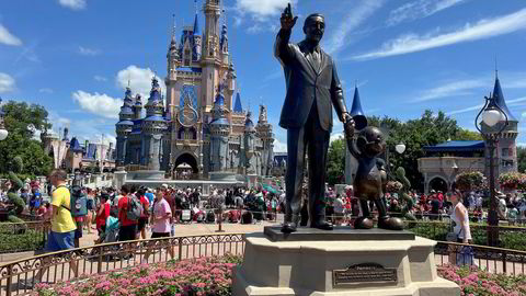 Disney markedsfører Walt Disney World ved Orlando i Florida som «The Happiest Place on Earth». Det er åpen konflikt mellom konglomeratet og Floridas guvernør.