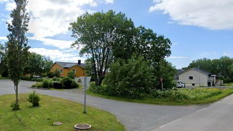 Skilegende Bjørn Dæhlie har kjøpt det gule huset (til venstre) i Bø i Vesterålen for 1,2 millioner kroner. Han sparer rundt to millioner kroner i formuesskatt på flyttingen.