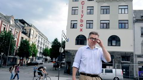 Martin Smith-Sivertsen er hovedeieren i hotellkjeden Citybox, her fotografert utenfor kjedens hotell i Bergen sentrum.