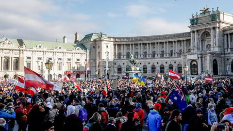 Fra februar blir det obligatorisk å ta koronavaksinen i Østerrike, noe denne demonstranten tydeligvis ikke er glad for.