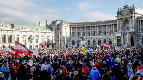 Fra februar blir det obligatorisk å ta koronavaksinen i Østerrike, noe denne demonstranten tydeligvis ikke er glad for.