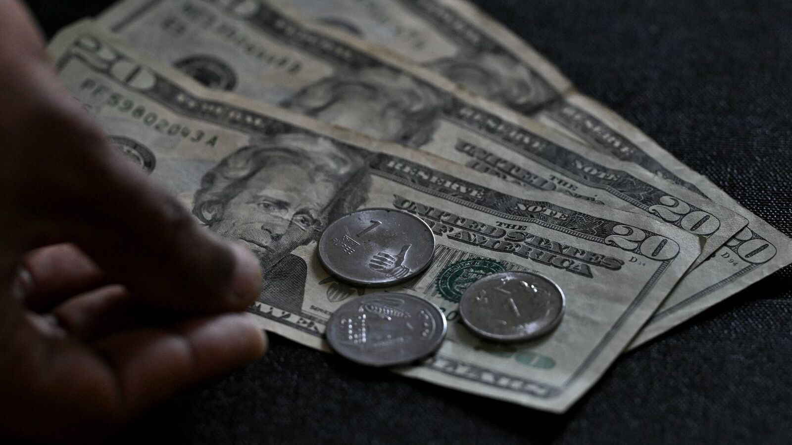 Rentene stiger og dollaren stuper