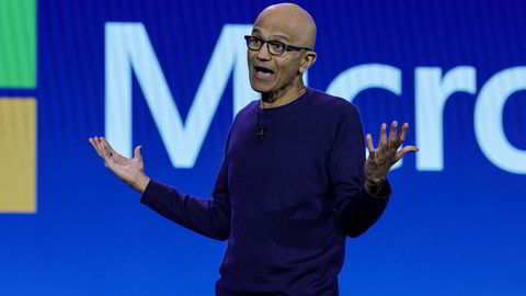 Under Satya Nadellas ledelse har Microsoft passert Apple som verdens mest verdifulle selskap. Microsoft har en markedsverdi på over 2940 milliarder dollar, mens Apple er verdt 2620 milliarder dollar.
