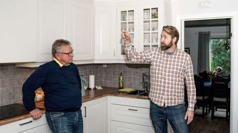 Bygningssakkyndig Lasse Jensen (til høyre) fra TEK-Norge, medlem av Norsk Takst, er på befaring hos boligselger Morten Wensaas. Fra nyttår stilles det nye krav til bolighandelen, og man kan ikke lenger selge boligen «som den er».