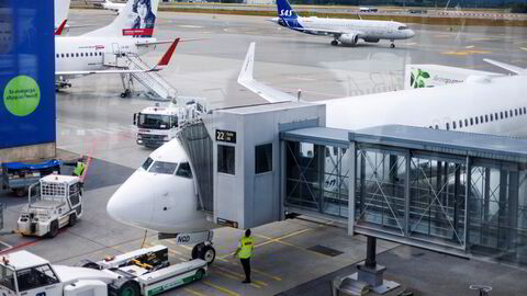 Flyselskapene har økt billettprisene markant, men årsaken er ikke avgiftene staten tar for bruk av flyplasser og luftrom, ifølge Abraham Foss.