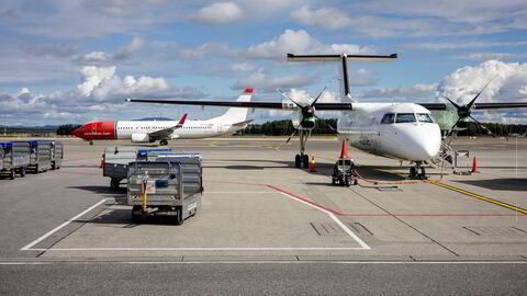 Norwegian- og Widerøe-fly på Oslo lufthavn. Norwegian kjøpte Widerøe tidligere i år.