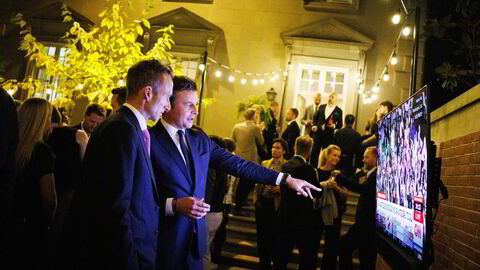 Investor Morten Astrup (til venstre) og Ferd-sjef Morten Borge fulgte valgsendingene på den norske ambassaden i Washington tirsdag kveld sammen med 150 andre. De har sammen med en rekke andre kunder i DNB lært om politikk og næringsliv i USA.