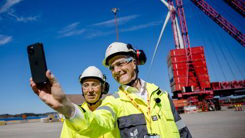 Havvind skal videreutvikle leverandørindustrien, skriver Are Tomasgard. Jonas Garhr Støre og Peggy Hessen Følsvik inspiserer monteringen av vindmøller til Hywind Tampen.