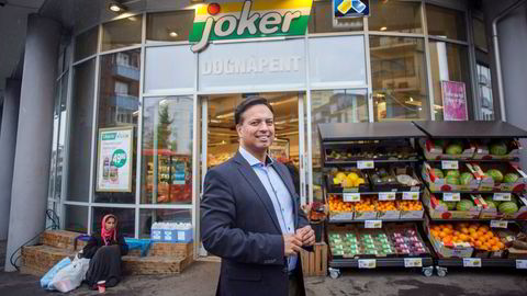 Inderjeet Singh har skapt millionbutikk av å drifte Joker-butikker på Østlandet. Han var en av de mange norske formuende til å flytte til Bø i Vesterålen.