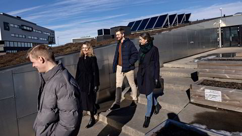 – På Inspiras tomt kan vi få plass til et solcelleanlegg som gir 500.000 kilowattimer i året, sier Thomas Haugstenrød, forretningsutvikler Sol i Østfold Energi (nr. tre fra venstre). Fra venstre: Jonas Borge Svendsen, kommunikasjonsrådgiver i Inspiria, Therese Olavsrud, kommunikasjonssjef og Marianne Riddervold Kahrs, forretningsutvikler i energisystemer, begge i Østfold Energi.