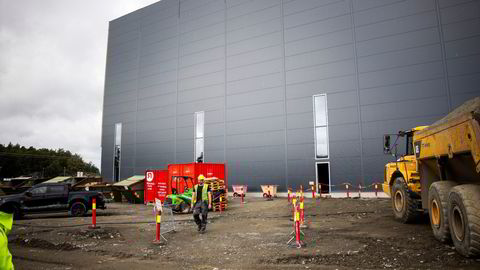 Norge må omstille seg vekk fra petroleum, skriver Lars Petter Maltby og Pål Runde. Bildet: Morrows batterifabrikk ved Arendal.