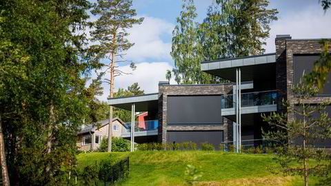 Boligen i midten av bildet, i Doktor Holms vei i Holmenkollen, har nå skiftet hender. Den er smykket med italiensk kjøkkendesign, vinduer fra gulv til tak og egen velværeavdeling, blant annet.