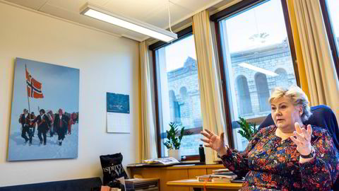 Høyre-leder Erna Solberg er opptatt av den norske forsvarsviljen mer enn å ha svarene nå på hva som må endres etter krigen i Ukraina. Bildet på veggen er fra en nasjonaldagsfeiring på Hardangerjøkulen.