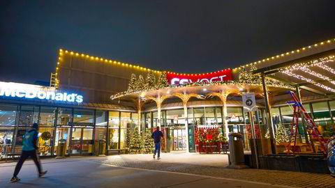 Kjøpesentre og butikker holder søndagsåpent før jul. Mange benytter seg av tilbudet, slik som på CC Vest i Oslo.