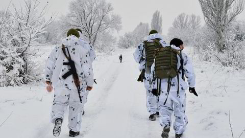 Ukrainske separasjons-soldater på vei til frontlinjen i den østlige ukrainske byen Donetsk.