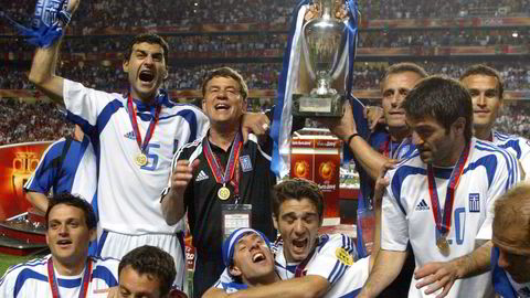 De greske spillerne feirer EM-triumfen i fotball. I hvilket år skjedde det?