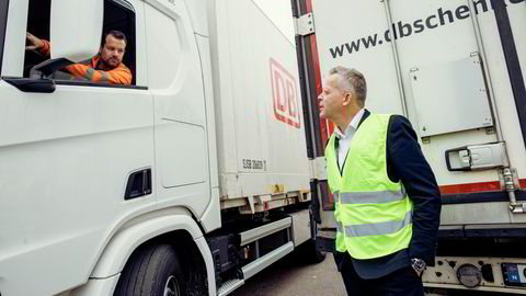 Administrerende direktør Knut Eriksmoen (til høyre) hos transportgiganten DB Schenker trenger flere som sjåfør Magnus Ryen. – Transportutfordringene vi tidligere har sett i Europa, eskalerer også her.