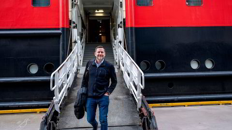 Hurtigruten-sjef Daniel Skjeldam snakker nå mer spesifikt om nye eiere og mulig børsnotering for deler av virksomheten. Samtidig må gjelden på 15 milliarder kroner håndteres. Her fra et besøk i Ålesund i 2022.