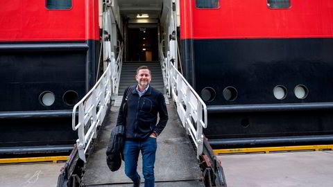 Hurtigruten-sjef Daniel Skjeldam snakker nå mer spesifikt om nye eiere og mulig børsnotering for deler av virksomheten. Samtidig må gjelden på 15 milliarder kroner håndteres. Her fra et besøk i Ålesund i 2022.