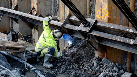 Det er fare for stålmangel dersom lønnsoppgjøret ender med streik. Marek Podsiadly jobber for E-service, underentreprenør for Skanska på K4 entreprisen på Fornebubanen.