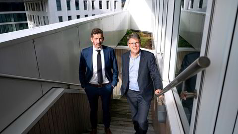 Deloitte-toppsjef Sjur Gaaseide (til høyre) og kredittanalysesjef Thomas Eitzen i SEB presenterer den halvårige finansdirektørundersøkelsen.
