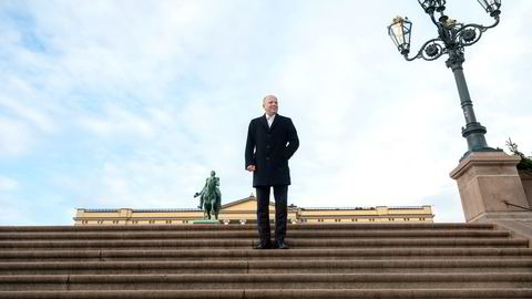 Finansminister Trygve Slagsvold Vedum på slottstrappen etter statsråd der Justisdepartementets melding om nasjonal kontroll ble godkjent.