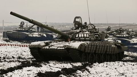 Når Moskva velger å benytte militærmakt, er det ofte ved hjelp av kraftfull og offensiv bruk av konvensjonelle styrker, skriver Amund Osflaten. Bildet viser russiske T-72B3-tanks på øvelse 12. januar.