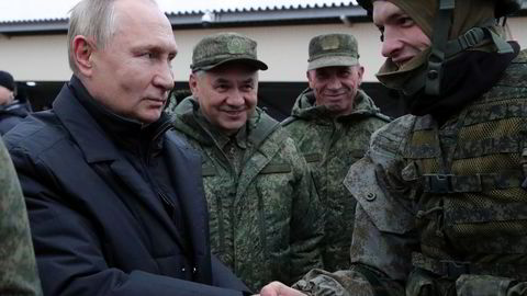 President Vladimir Putin og forsvarsminister Sergej Sjojgu møter russiske soldater på et militært treningssenter før helgen.
