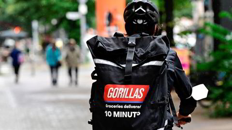 Gorillas-bud som dette leverer dagligvarer innen ti minutter. Det purunge selskapet har fått milliarder for å vokse, og søker nå en sjef for Norge.