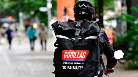 Gorillas-bud som dette leverer dagligvarer innen ti minutter. Det purunge selskapet har fått milliarder for å vokse, og søker nå en sjef for Norge.