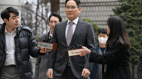 Samsung-konsernets styreformann Lee Jae-yong ble nylig frikjent for en rekke lovbrudd knyttet til sammenslåingen av sammenslåing av datterselskapene Samsung C&amp;T og Cheil Industries. Påtalemyndigheten mente dette var et forsøk på å øke Lee-familiens kontroll i Samsung-gruppen og at mindre aksjeeiere ble overkjørt.