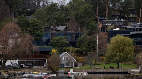 I 2018 startet investor Odd Johnny Winge prosessen med bygging av luksusboligen (midt i bildet) på sydsiden av Bygdøy etter å ha kjøpt tre tomter i nabolaget. Nå har Winge flyttet til Sveits og overlater den nylig ferdigstilte villaen til sin fraseparerte kone.