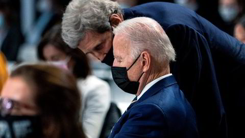 President Joe Biden i samtale med John Kerry, USAs klimautsending, på Glasgow-konferansen.